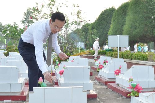 Phó Bí thư Thường trực Tỉnh ủy, Chủ tịch HĐND tỉnh An Giang Nguyễn Thanh Nhàn thắp hương tại các phần mộ.