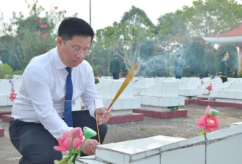 Ủy viên Ban Chấp hành Trung ương Đảng, Phó Bí thư Tỉnh ủy, Chủ tịch UBND tỉnh An Giang Hồ Văn Mừng thắp hương tại các phần mộ.