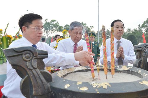 Ủy viên Ban Chấp hành Trung ương Đảng, Phó Bí thư Tỉnh ủy, Chủ tịch UBND tỉnh An Giang Hồ Văn Mừng (bìa trái); nguyên Ủy viên Ban Chấp hành Trung ương Đảng, nguyên Phó Chủ nhiệm Ủy ban Kiểm tra Trung ương, nguyên Bí thư Tỉnh ủy Nguyễn Thanh Sơn (giữa); Phó Bí thư Thường trực Tỉnh ủy, Chủ tịch HĐND tỉnh An Giang Nguyễn Thanh Nhàn thắp hương tưởng nhớ các anh hùng, liệt sĩ.