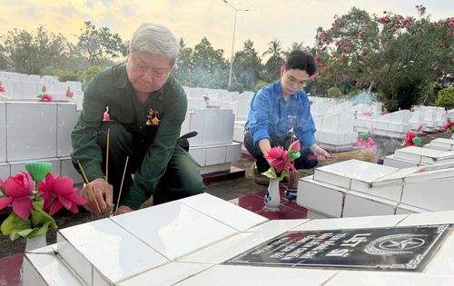 Cựu chiến binh, đoàn viên thắp hương tại các phần mộ.