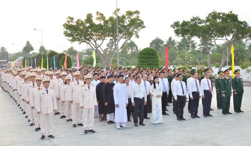 Đại biểu dự lễ viếng Nghĩa trang Liệt sĩ tỉnh.