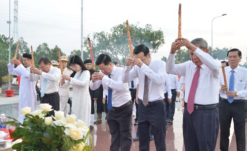Đoàn đại biểu tỉnh dâng hoa, dâng hương tại đài tưởng niệm.