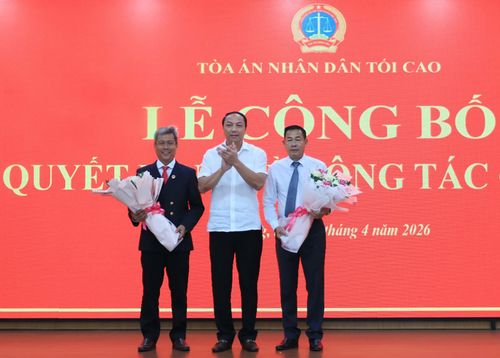Phó Bí thư Tỉnh ủy An Giang Lâm Minh Thành tặng hoa chúc mừng hai Chánh án.