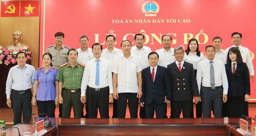 Đại biểu chụp ảnh lưu niệm.