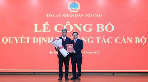 Phó Chánh án Tòa án nhân dân tối cao Nguyễn Biên Thùy trao quyết định và tặng hoa chúc mừng Chánh án Tòa án nhân dân tỉnh An Giang Thái Rết.