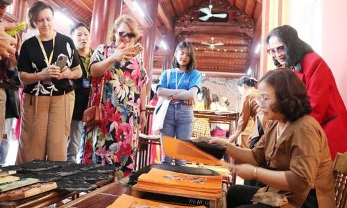 Các nghệ sĩ, nhà làm phim điện ảnh tham quan, khảo sát tại làng tranh Đông Hồ.