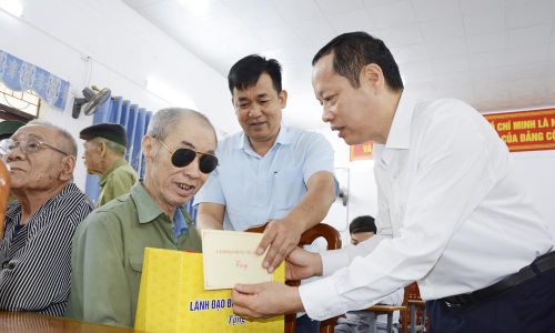  Đồng chí Nghiêm Xuân Hưởng trao quà cho các thương binh, bệnh binh tại chương trình. 