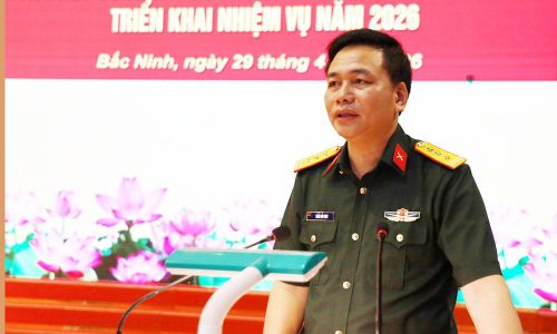  Thượng tá Trần Hải Ninh, Phó Tham mưu trưởng Bộ Chỉ huy quân sự tỉnh tham luận một số giải pháp. 