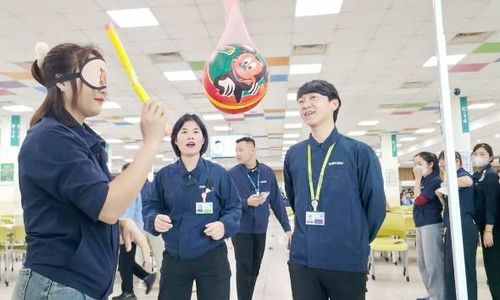  Công nhân Công ty Trách nhiệm hữu hạn Samsung Electronics Việt Nam tham gia "mini game" do công đoàn tổ chức. 
