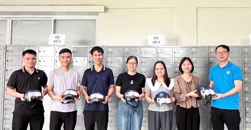  Cán bộ Công đoàn Công ty Trách nhiệm hữu hạn Sungwoo Vina tặng mũ bảo hiểm cho công nhân. 