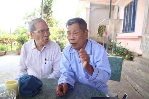 Ông Hai Thỏa (phải) cùng ông Hoàng Thanh Thụy kể lại hoạt động của ông Cân. Ảnh: HÀN NGUYÊN