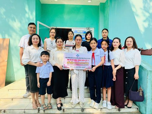 Tiếp thêm hy vọng để Trọng Nhân sớm vượt qua bệnh tật. Ảnh: MẾN NGUYỄN