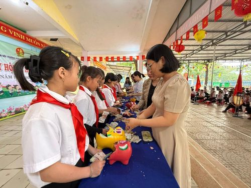 "Nuôi heo đất giúp bạn đến trường". Ảnh: MẾN NGUYỄN