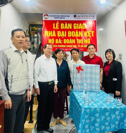 Phường Thanh Khê phối hợp với Ngân hàng Nông nghiệp và Phát triển nông thôn Việt Nam (Agribank), Chi nhánh Tân Chính Nam Đà Nẵng tổ chức lễ bàn giao Nhà Đại đoàn kết cho hộ bà Đoàn Thị Nở, trú tại tổ dân phố 12TC. Ảnh: PHƯỚC AN