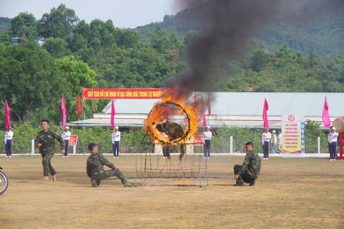 Chiến sĩ trinh sát khổ luyện.