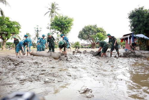 Bộ đội giúp dân dọn vệ sinh sau lũ năm 2025.