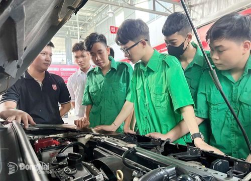 Một tiết học thực hành của học sinh 9+ Trường trung cấp Mai Linh. Ảnh: ĐVCC