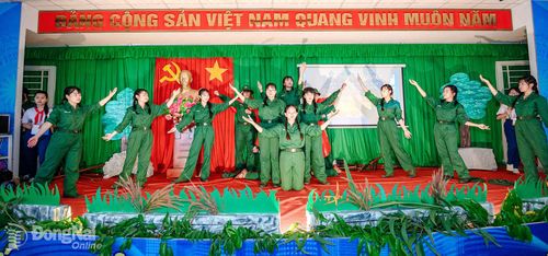 Hoạt động sân khấu hóa của học sinh trong chuyên đề liên môn “Ngã ba Đồng Lộc - Bản hùng ca bất tử. Ảnh: NTCC