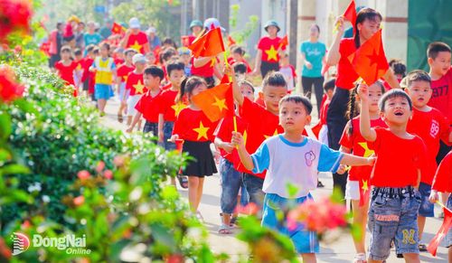 Cô và trò Trường Mầm non Phú Điền hào hứng tham gia hoạt động hành quân trải nghiệm. Ảnh: NTCC