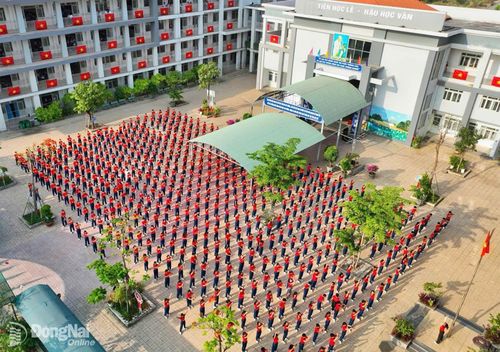 Nhìn từ trên cao, khuôn viên trường ngập tràn sắc cờ đỏ sao vàng. Ảnh: Huy Anh