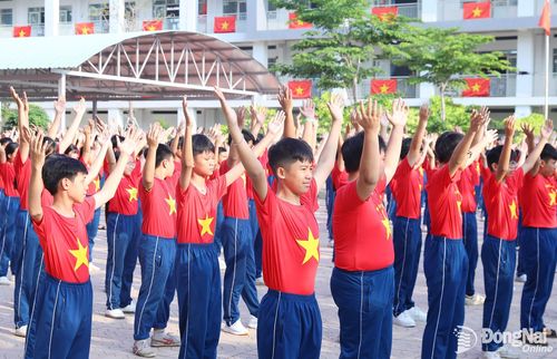 Tiết mục đồng diễn chào mừng Ngày Giải phóng miền Nam, thống nhất đất nước của học sinh Trường THCS Phước Tân 3. Ảnh: Huy Anh