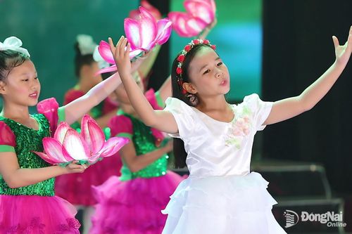 Qua ca khúc “Bác Hồ của em”, Khai Xuân gửi gắm tình cảm kính yêu Bác bằng giọng hát trong trẻo, chân thành. Ảnh: Minh Huệ