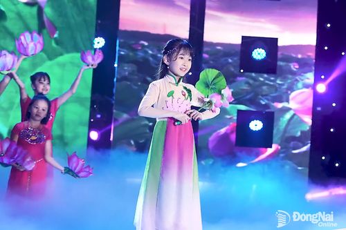 Candy Ngọc Hà thể hiện Đẹp nhất bông sen trong trẻo, lan tỏa vẻ đẹp thuần khiết của tâm hồn tuổi nhỏ. Ảnh: Minh Huệ