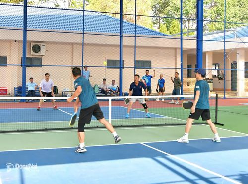 Trận thi đấu Pickleball kịch tính ở nội dung Giải giao lưu lãnh đạo. Ảnh: Mỹ Phương