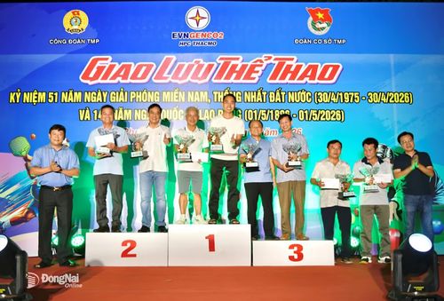 Ông Nguyễn Lê Hoàng, Tổng giám đốc TMP và ông Nguyễn Khắc Hạnh, Chủ tịch UBND Phường Phước Phước Long trao giải cho các cặp VĐV tham gia Pickleball nội dung Giải giao lưu Lãnh đạo. Ảnh: Mỹ Phương