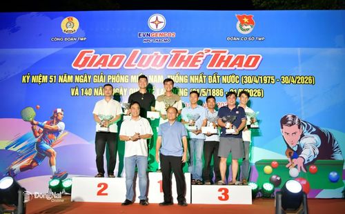 Ông Huỳnh Văn Khánh, Chủ tịch HĐQT TMP và Nguyễn Văn Dũng, Chủ tịch UBND phường Phước Bình trao giải cho các cặp VĐV tham gia Pickleball nội dung Giải phong trào. Ảnh: Mỹ Phương