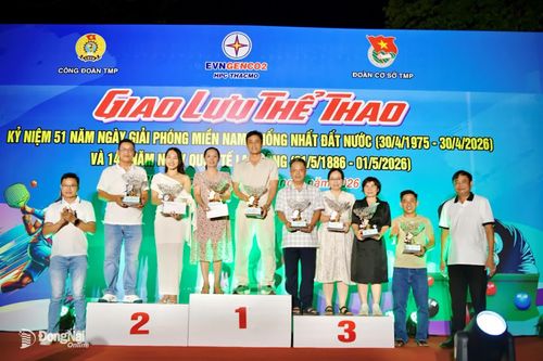 Ông Phạm Minh Trí, TV.HĐQT TMP và Ông Nguyễn Danh Dũng, Giám đốc Công ty Đức Thịnh Phát trao giải cho các cặp VĐV tham gia Pickleball nội dung Giải đôi nam - nữ CBCNV. Ảnh: Mỹ Phương