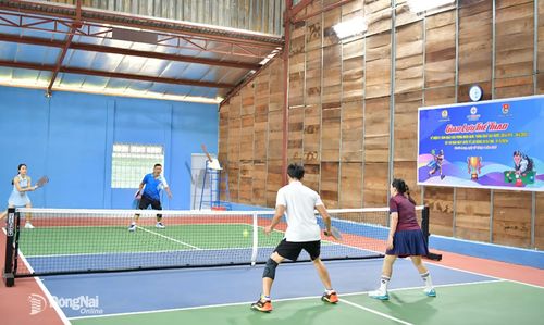 Màn so tài Pickleball đầy hấp dẫn tại Giải đôi nam - nữ CBCNV. Ảnh: Mỹ Phương