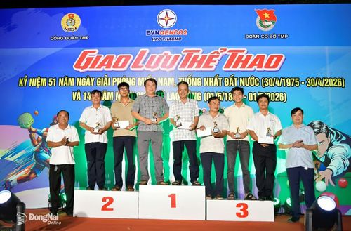 Ông Đào Nguyên Hạnh, Phó Tổng giám đốc, Chủ tịch Công đoàn TMP (bên phải) và ông Văn Đình Thành, Giám đốc Công ty Xây dựng Cầu đường Thành Tâm (bên trái) trao giải cho các cặp VĐV tham gia Billiards Carom 1 băng nội dung Giải đôi nam CBCNV. Ảnh: Mỹ Phương