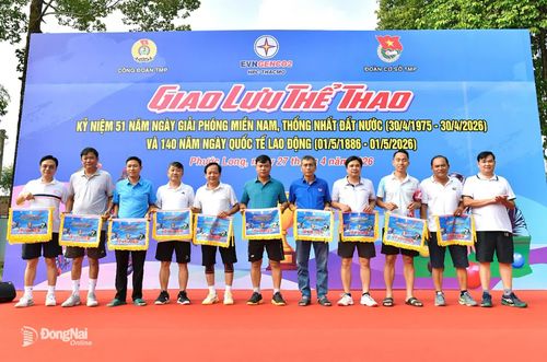 Ông Nguyễn Lê Hoàng, Tổng giám đốc TMP (góc ngoài cùng bên trái) và ông Đào Nguyên Hạnh, Phó Tổng giám đốc, Chủ tịch Công đoàn công ty (góc ngoài cùng bên phải) trao cờ lưu niệm cho các đơn vị tham gia thi đấu. Ảnh: Mỹ Phương