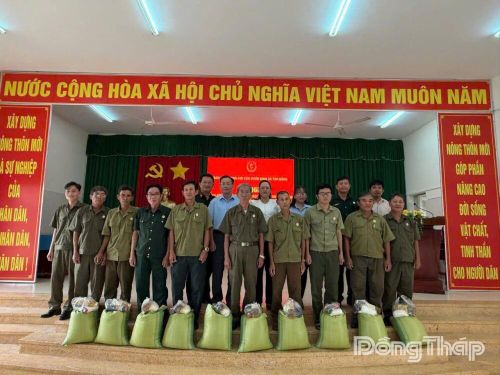 Tặng quà hội viên Hội Cựu chiến binh xã Tân Đông có hoàn cảnh khó khăn.