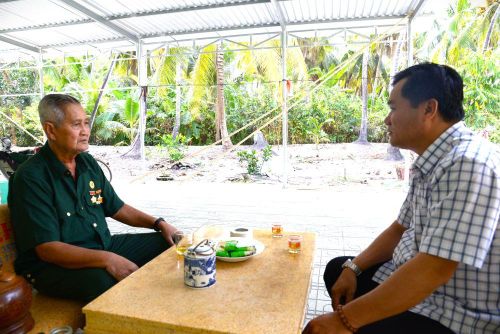 Cựu chiến binh Nguyễn Văn Tòng xúc động kể lại những năm tháng tham gia kháng chiến. 