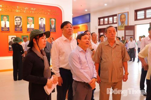 Lãnh đạo tỉnh và đại biểu tham quan khu trưng bày chuyên đề tại Nhà trưng bày Xẻo Quít.