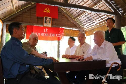 Các đại biểu xem tái hiện không gian làm việc của Tỉnh ủy Kiến Phong tại căn cứ Xẻo Quít trong thời kỳ kháng chiến.