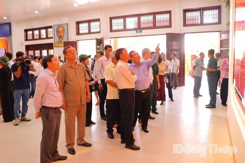 Lãnh đạo tỉnh Đồng Tháp cùng các đại biểu tham quan, tìm hiểu nội dung trưng bày tại Nhà trưng bày Khu di tích Xẻo Quít sau lễ khánh thành.