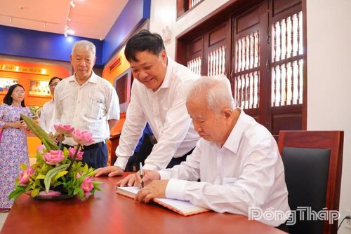 Trung tướng Võ Thái Hòa, nguyên Thứ trưởng Bộ Nội vụ ghi lưu bút tại Nhà trưng bày Khu di tích Xẻo Quít.