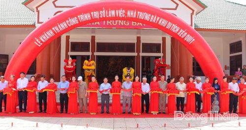 Đại biểu tham dự Lễ khánh thành công trình Nhà trưng bày Khu di tích Xẻo Quít.