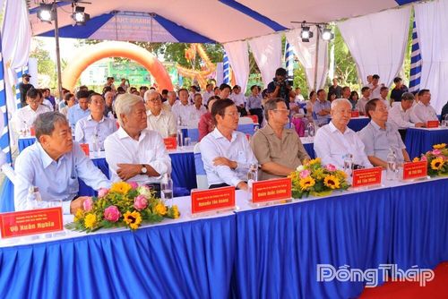 Các đồng chí là lãnh đạo, nguyên lãnh đạo Trung ương; lãnh đạo, nguyên lãnh đạo Tỉnh ủy, HĐND, UBND, Ủy ban MTTQ Việt Nam tỉnh Đồng Tháp tham dự Lễ khánh thành công trình Nhà trưng bày Khu di tích Xẻo Quít.