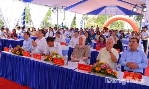 Các đồng chí là lãnh đạo tỉnh, nguyên lãnh đạo tỉnh, đại biểu đại diện các sở, ban, ngành tỉnh và đông đảo Nhân dân địa phương tham dự Lễ khánh thành công trình Nhà trưng bày Khu di tích Xẻo Quít.