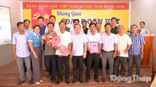 Đồng chí Lý Văn Giàu, Tỉnh ủy viên, Bí thư Đảng ủy, Chủ tịch HĐND xã Tam Nông (thứ 5 từ phải sang) trao Quyết định Ban điều hành "Không gian đại đoàn kết".