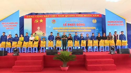 Lãnh đạo Binh đoàn 15 tặng quà cho đoàn viên, người lao động. Ảnh: Minh Trung