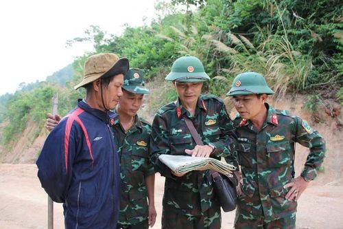  Người dân hỗ trợ cung cấp thông tin cho Đội Quy tập mộ liệt sĩ Quân đoàn 34 tại khu vực hang đá núi Chư Pa - Ia Kreng (xã Ia Ly). Ảnh: Đồng Lai 