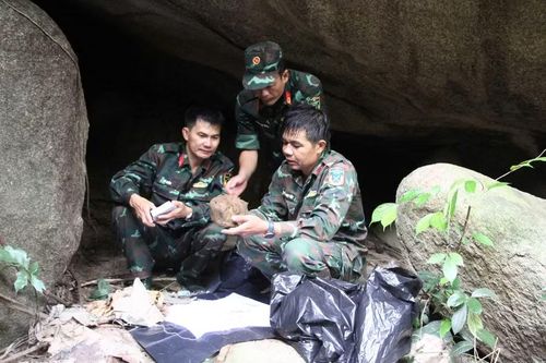  Thiếu tá Nguyễn Văn Tiệp (bìa phải) cùng đồng đội tham gia tìm kiếm, cất bốc hài cốt liệt sĩ tại khu vực núi Chư Pa - Ia Kreng. Ảnh: Đồng Lai 