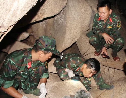  Lực lượng Đội Quy tập mộ liệt sĩ Quân đoàn 34 tiến hành khảo sát, len sâu vào các hang đá khu vực núi Chư Pa - Ia Kreng (xã Ia Ly) để tìm kiếm hài cốt liệt sĩ còn nằm lại sau chiến tranh. Ảnh: Đồng Lai 