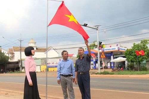 “Đường cờ Tổ quốc” tại xã KDang rực rỡ sắc đỏ sao vàng. Ảnh: ĐVCC