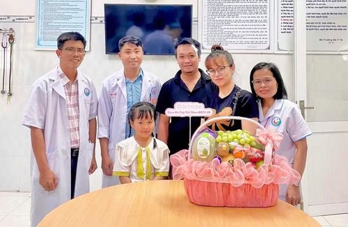 Gia đình 1 bệnh nhi trở lại tri ân tập thể y, bác sĩ Khoa HSTC - CĐ. Ảnh: ĐVCC